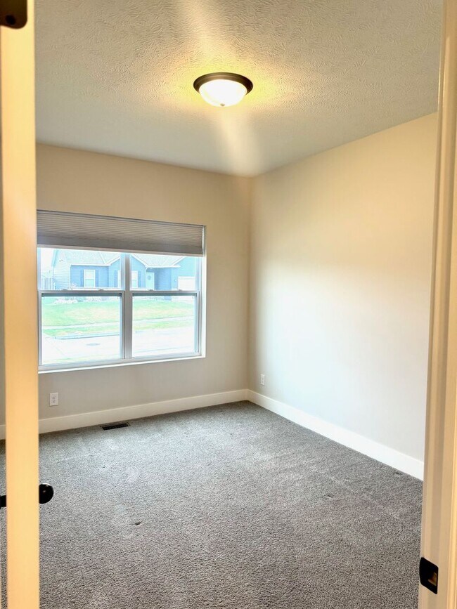 Building Photo - Spacious Ranch Home  5 Bedrooms  3 Bathrooms  3,163 Finished Sq Ft