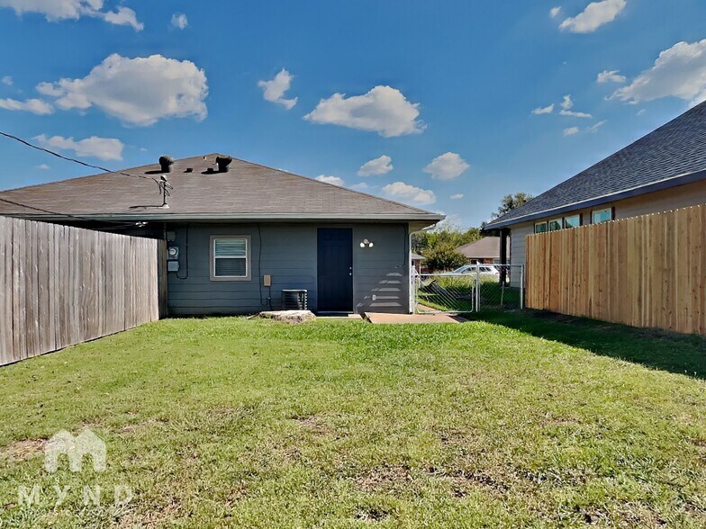 Building Photo - 1302 Cardinal Dr