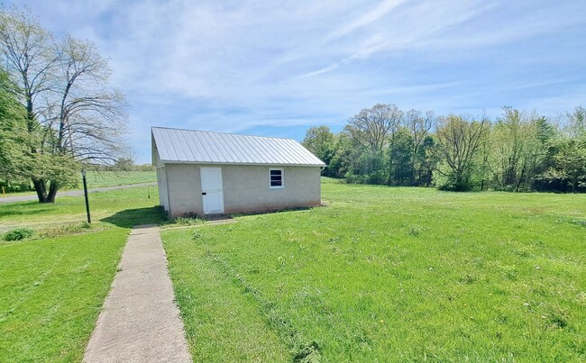 Building Photo - 3 Bed / 1-1/2 Bath Single Family w/2 Car G...
