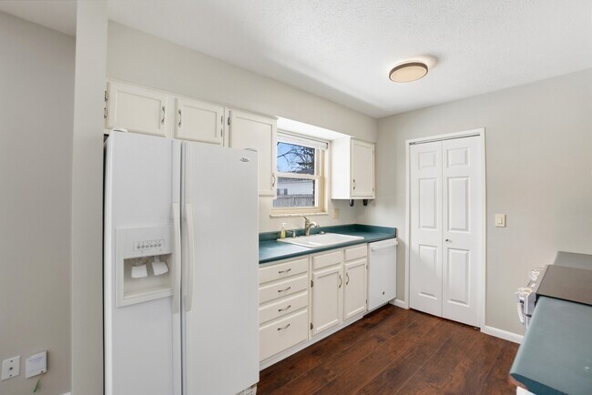 Building Photo - 3145 Dogwood Dr