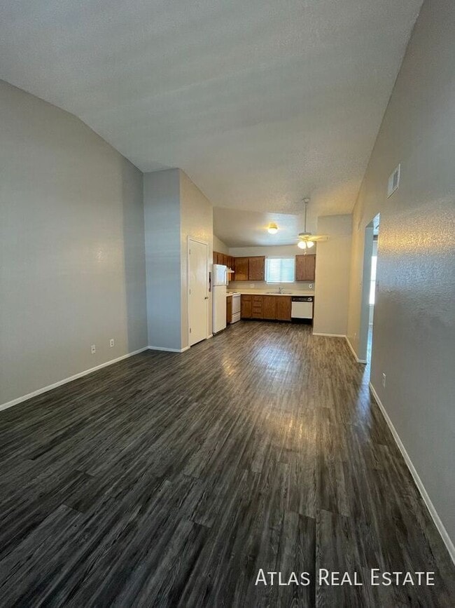 Building Photo - 465 W Ivyglen St
