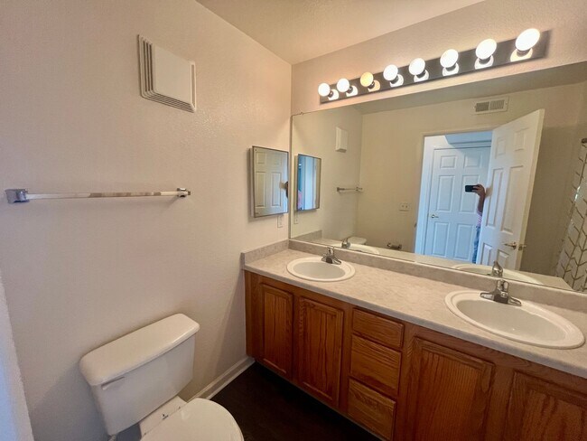 Building Photo - ** Move in Special** Cozy 1 bed 1 bath in ...