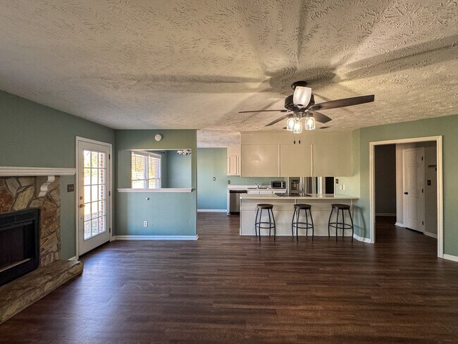 Building Photo - Charming 3 Bed 2 Bath Home with Fenced Backyard