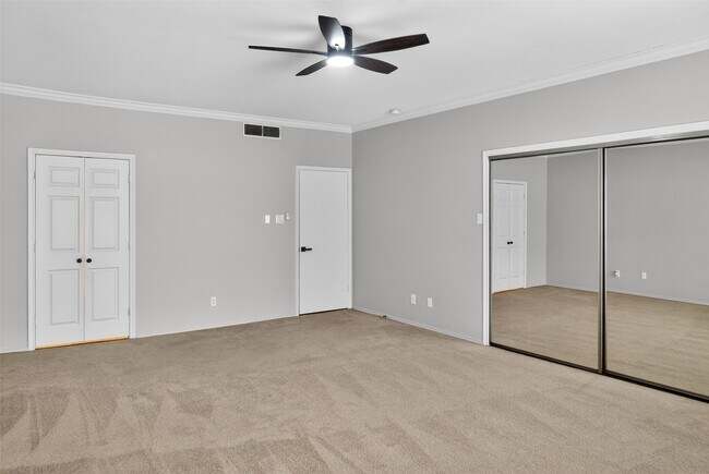 Building Photo - 562 Wilcrest Dr