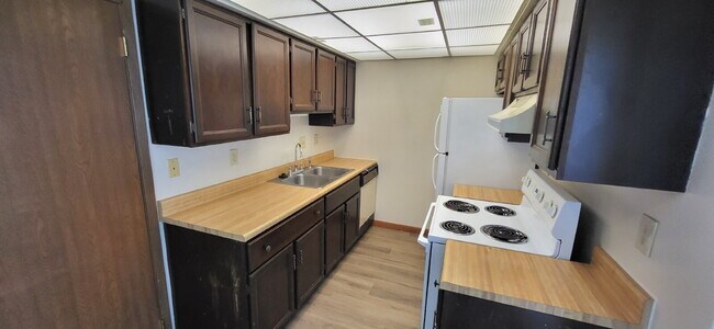 Building Photo - 1 Bed Single Level Apartment with Garage