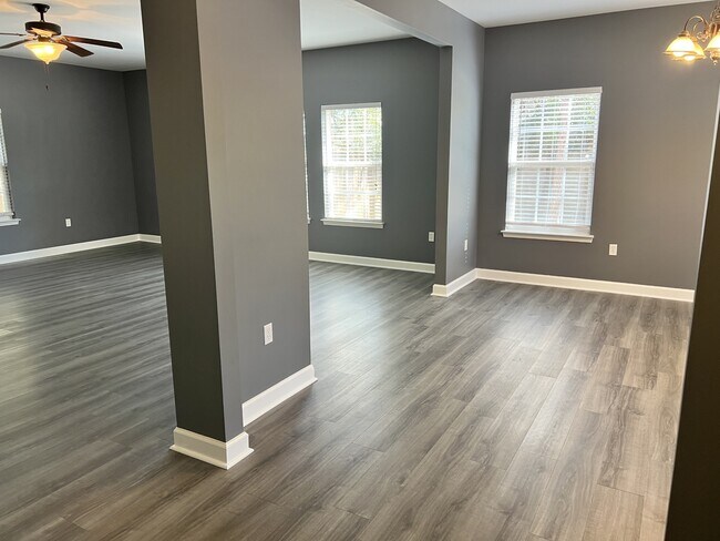 Building Photo - 6005 Fiori Dr