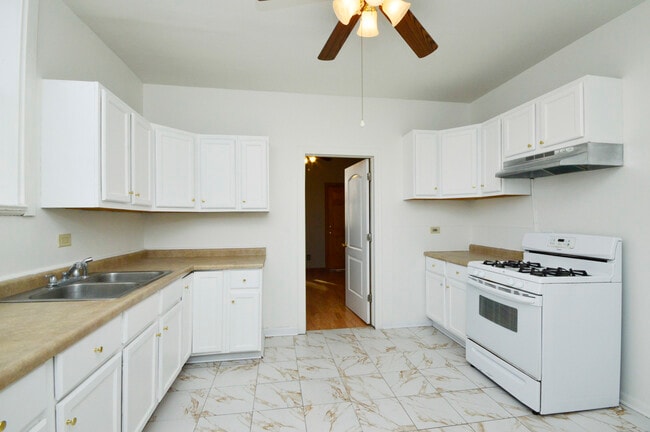 Building Photo - 1154 W 17th St