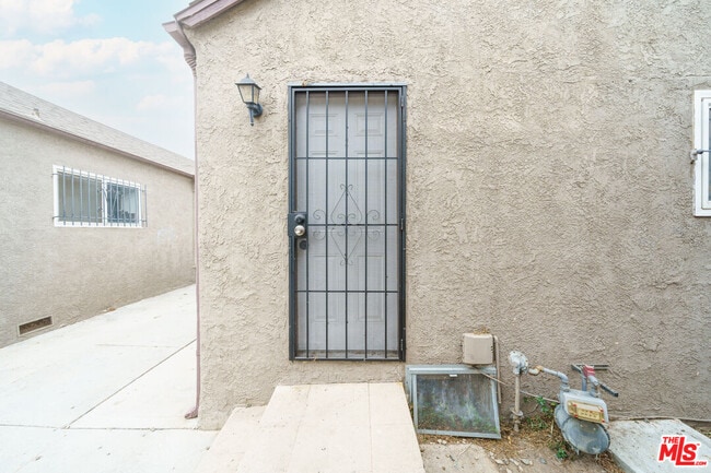 Building Photo - 640 W 81st St