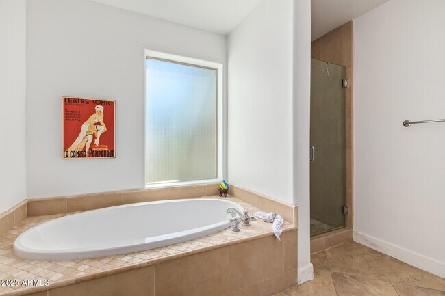 Building Photo - 945 E Playa Del Norte Dr