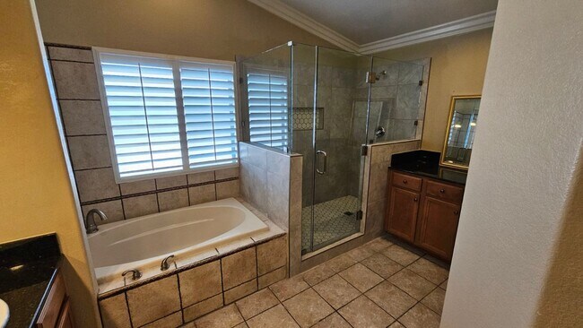Building Photo - GORGEOUS 4/3 IN THE SW!!!