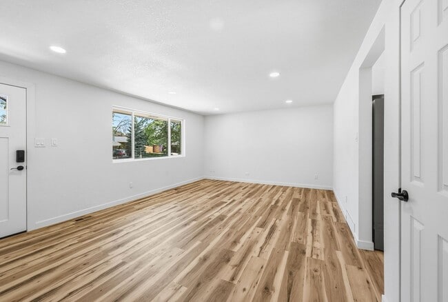 Building Photo - 4-bedroom, 4 bath home with 2 car garage