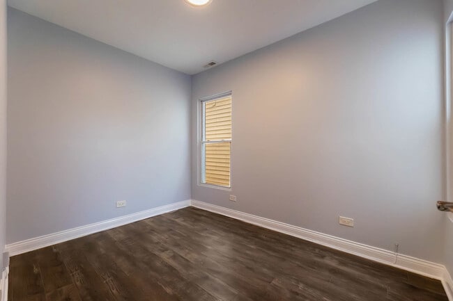 Building Photo - 6833 S Champlain Ave