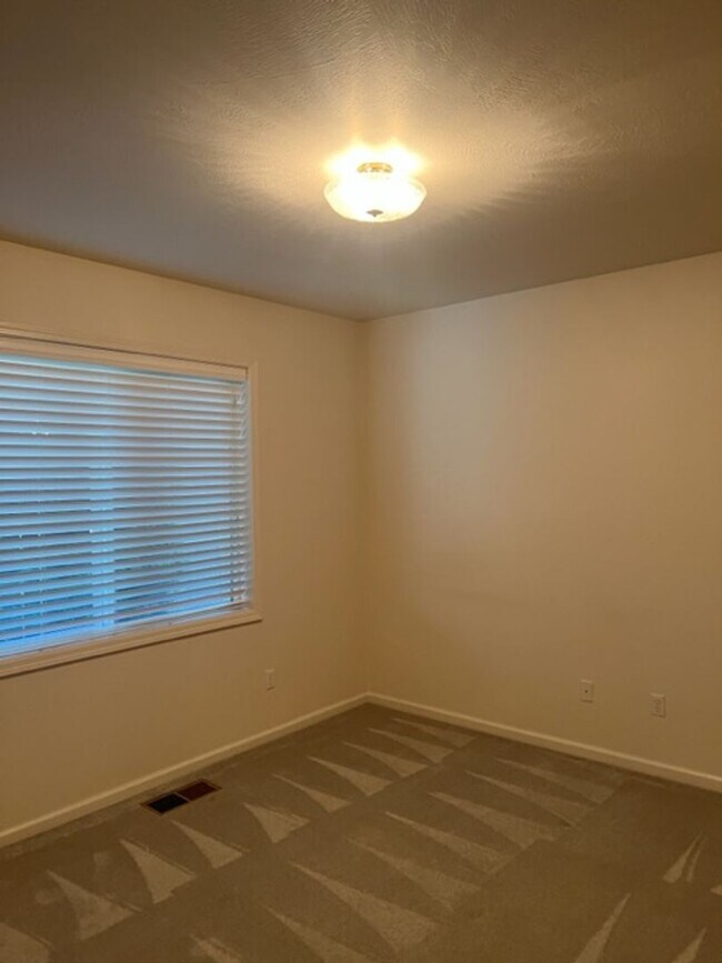 Building Photo - NEW TO MARKET, 3 BEDROOM EAST MEDFORD HOME