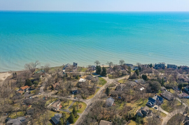Building Photo - 8609 Lakeshore Dr