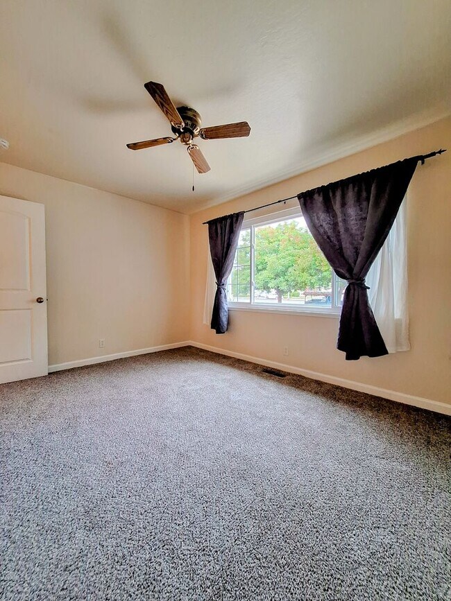 Building Photo - Charming Single Story 3bd House with Large Yard!