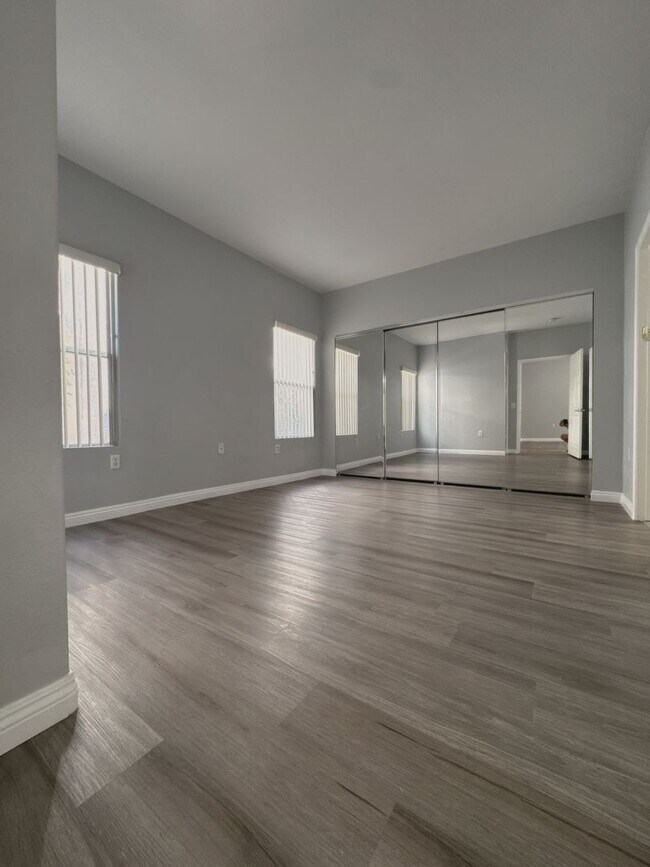 Building Photo - 2b2b Condo