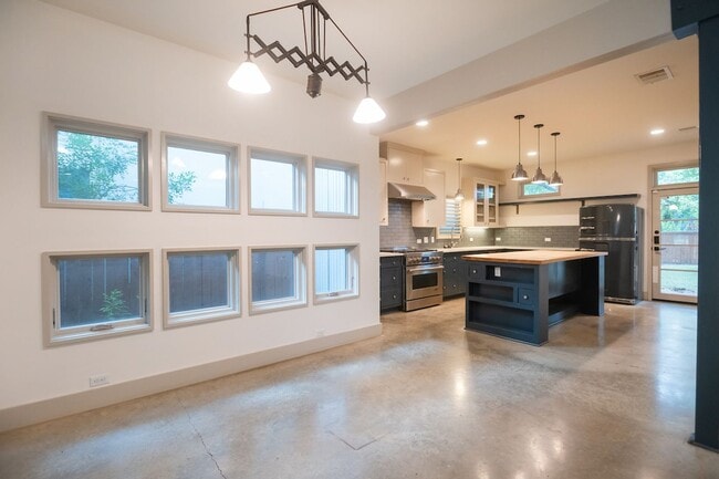 Building Photo - Bouldin Creek Neighborhood - Prime Location - 3/2.5!