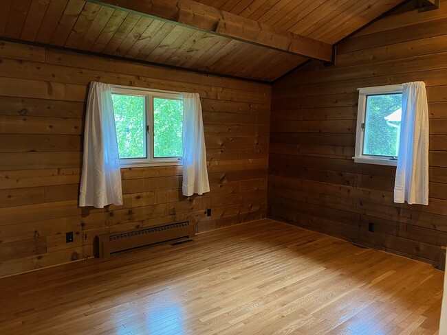 Bedroom 1 - 1120 Lealand Rd E
