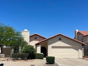 Building Photo - 1733 N La Rosa Dr