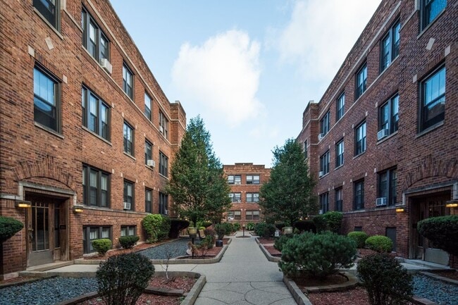 Building Photo - 627 W Cornelia Ave