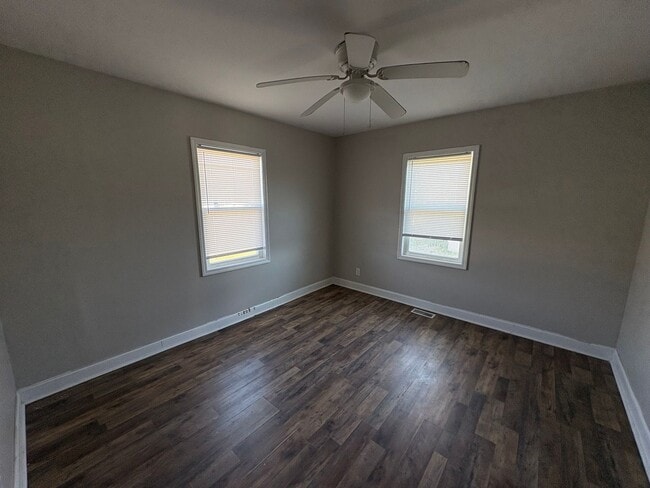 Building Photo - 2 Bedroom available now!!  $900/month!  Updated unit!!