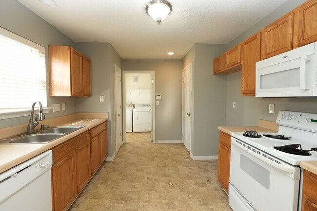 Building Photo - A large spacious home in Charlotte - Pet friendly