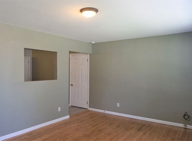 Building Photo - 2 Bed 1 Bath 1 Car Garage in the Village R...