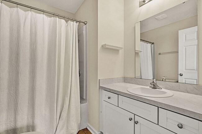 Building Photo - 2 bedroom/ 2.5 bathroom townhome in St Augustine!