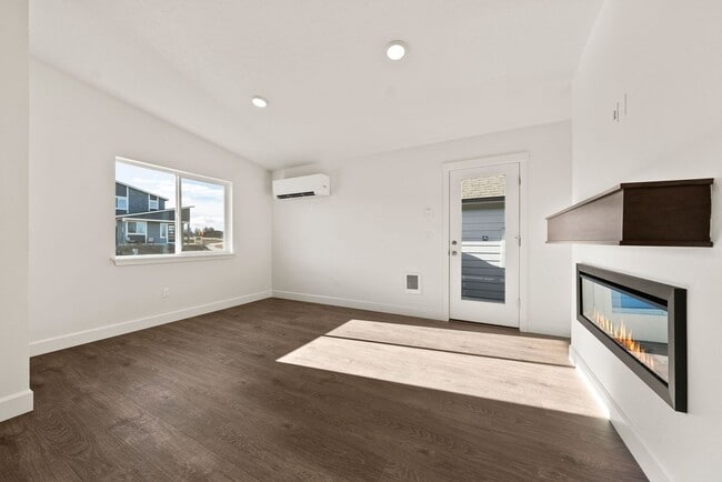 Building Photo - Modern 3 Bed/2 Bath Single-Level Home with Open Living - Redmond