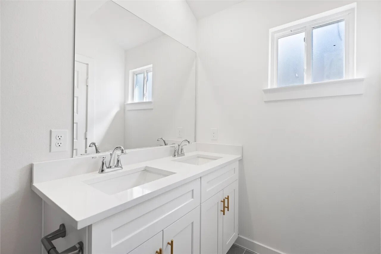 Building Photo - 1127 Santee Ct