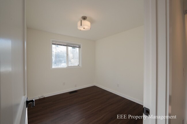 Building Photo - Cozy Redmond Rambler ready for move in NOW