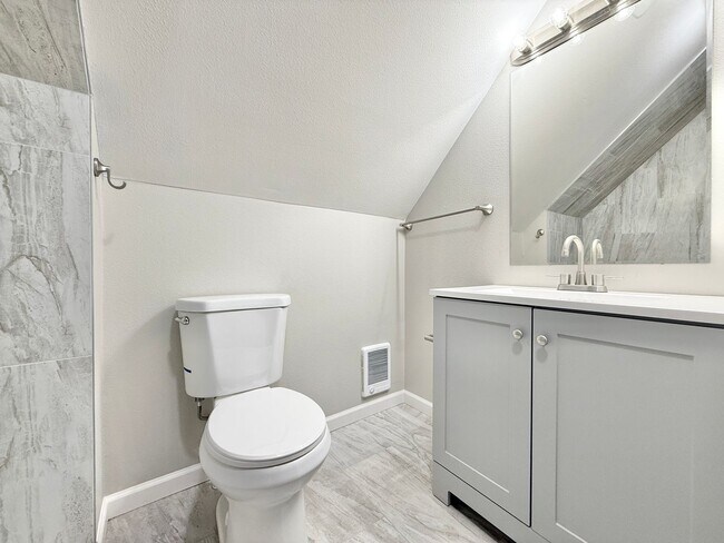 Building Photo - 1041 Lake Ave