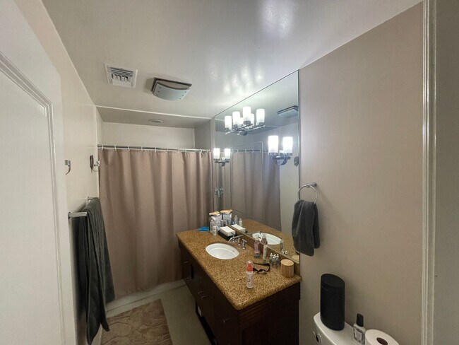 Building Photo - Super comfortable 2-bedroom, 2-bath home in Long Beach