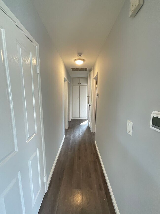 Building Photo - 3 Bedroom 2 Bathroom Single Story Home