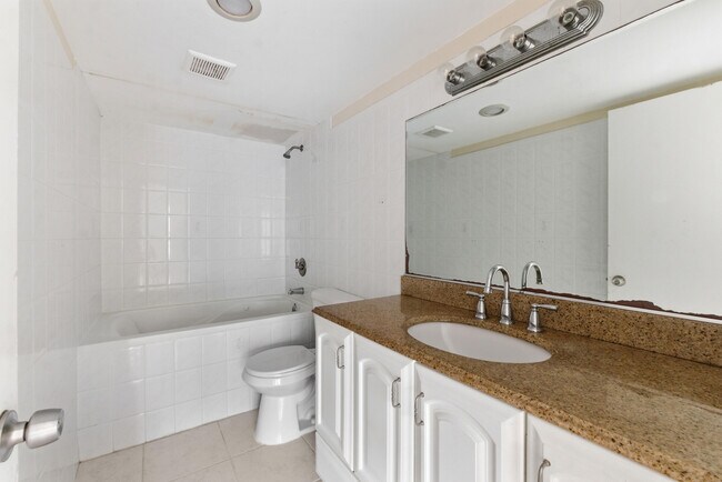 Building Photo - 4152 Inverrary Dr