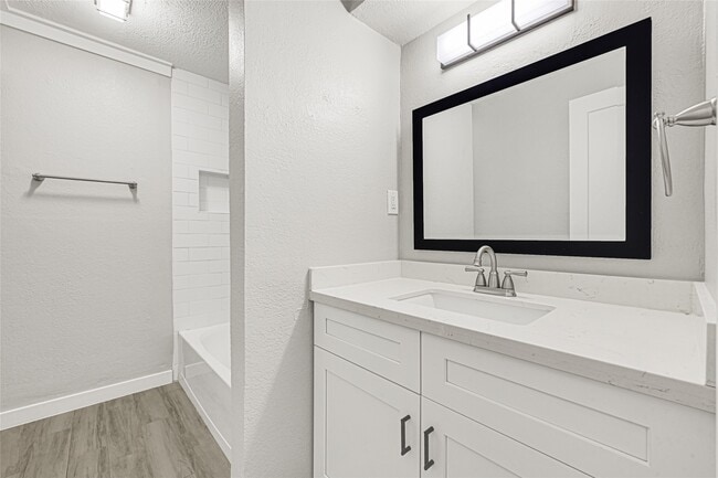 Building Photo - 107 E Willowick Ave