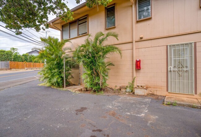 Building Photo - 1 bedroom 1 bath Makai side