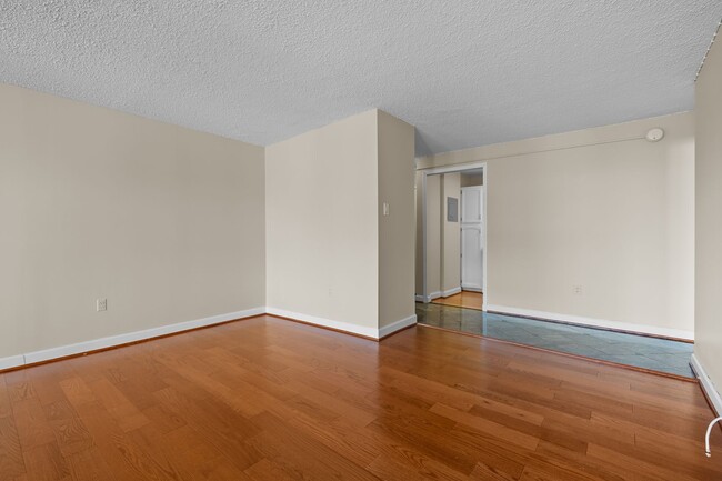 Building Photo - Spacious Renovated Dupont Circle Condo Walking Distance to Metro!