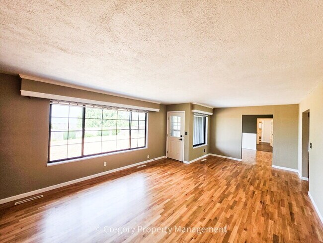 Building Photo - 1715 Holbrook Ave