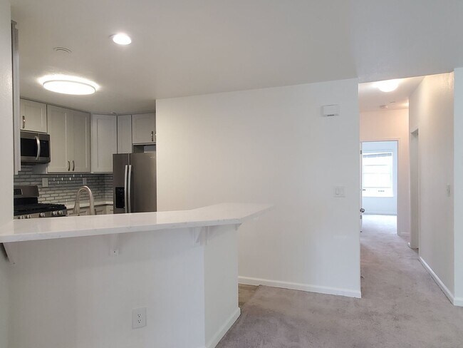 Building Photo - Spacious Remodeled Top Floor Condo, A/C, W...