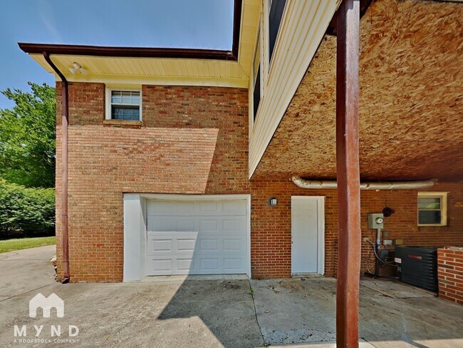 Building Photo - 2308 Oakstone Cir