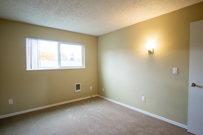 Building Photo - Garden Level 2 Bedroom in Trendy Buckman Neighborhood!