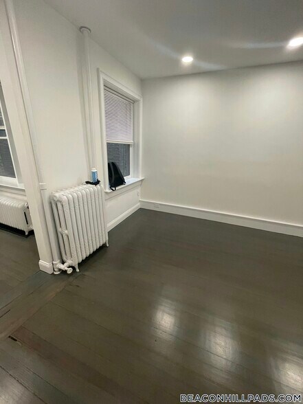 Building Photo - 31 Temple St