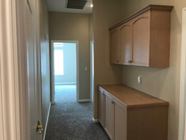 Building Photo - Single story located in a Gated Community!