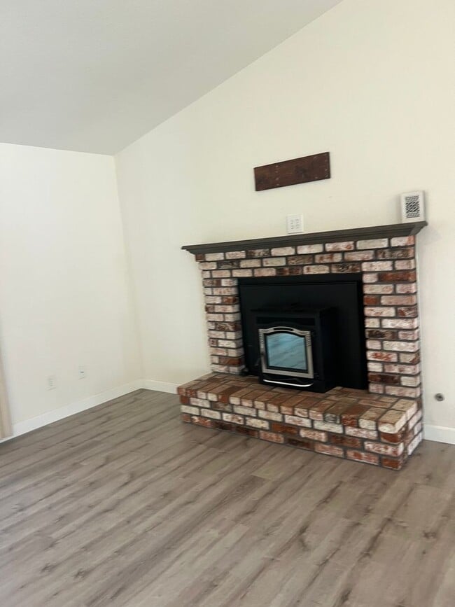 Building Photo - 142 Hillview Dr