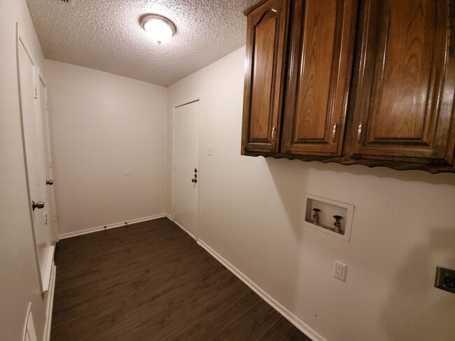 Building Photo - 106 N W Pk Dr