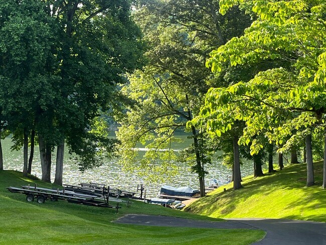 Building Photo - *MOVE IN SPECIAL! 1 Month FREE! Large 3 be...