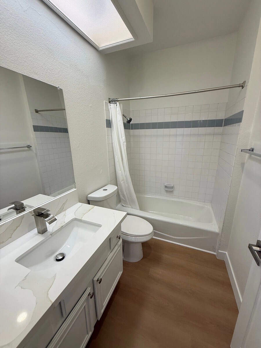 Building Photo - 15507 Moorpark St