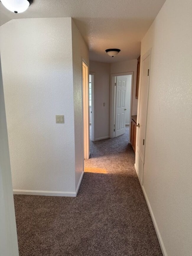 Building Photo - Modern 4 Bedroom 3 Car Garage Dixon *Star ...