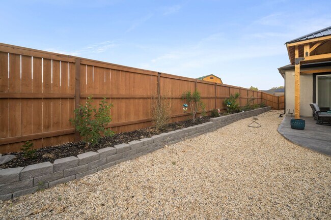 Building Photo - 690 Rose Ln